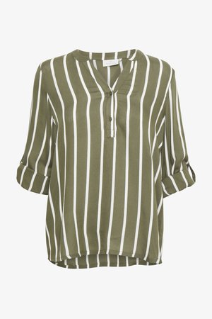 Olijfgroene blouse met witte verticale strepen, voorzien van een half-knopenpat met driekwartmouwen en opgerolde manchetten. Zachte stoftextuur.