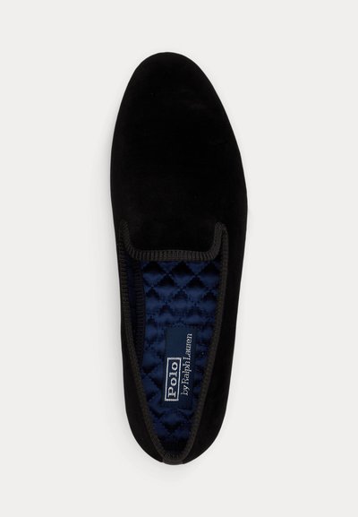 Μαύρο βελούδινο παντόφλα χωρίς κορδόνια με καπιτονέ εσωτερικό σε σκούρο μπλε και ετικέτα "Polo by Ralph Lauren" στο εσωτερικό.