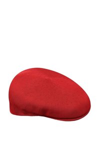 Cappello piatto rosso realizzato in tessuto testurizzato. Forma arrotondata con una parte superiore liscia e una visiera corta. Design leggero e informale adatto a diversi outfit.