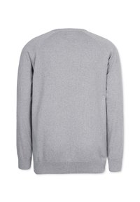 Grauer Pullover mit einheitlicher Textur, Rundhalsausschnitt und gerippten Bündchen und Saum. Das Design ist schlicht, ohne zusätzliche Muster oder Akzente.
