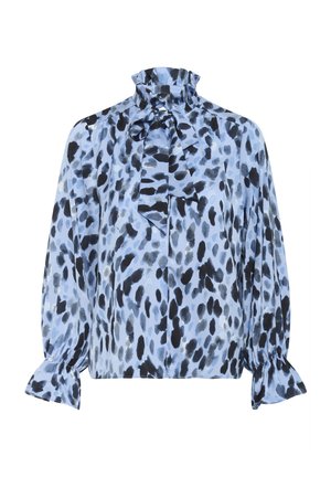 Svijetloplava bluza s crnim i tamnoplave apstraktnim točkama, visoki nabran ovratnik, mašna i nabrani manšeti na dugim rukavima.