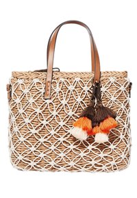Sac fourre-tout en paille tissée avec un motif géométrique blanc, poignées en cuir marron et trois pompons colorés en orange, marron et blanc.