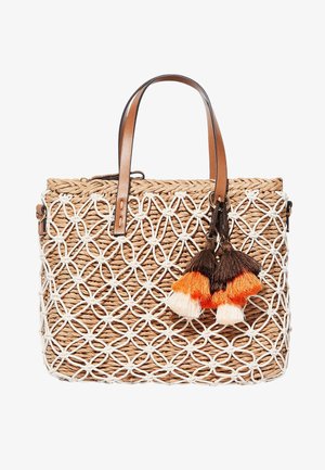 Sac fourre-tout en paille tissée avec un motif géométrique blanc, poignées en cuir marron et trois pompons colorés en orange, marron et blanc.
