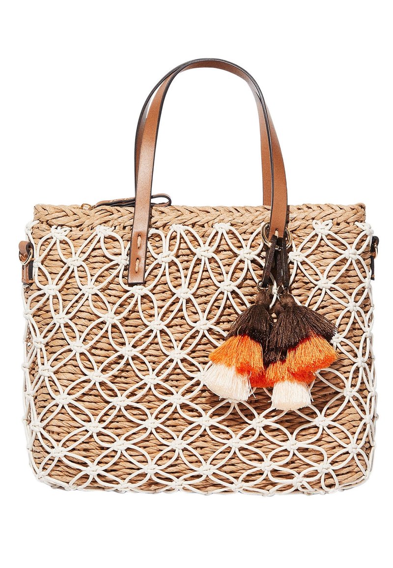 Sac fourre-tout en paille tissée avec un motif géométrique blanc, poignées en cuir marron et trois pompons colorés en orange, marron et blanc.