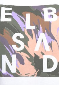 Kurzarm-T-Shirt mit weißem Grund, das ein Tarnmuster in grün, braun und lila zeigt, überlagert mit fetten weißen Buchstaben, die "ELBSAND" spellend.