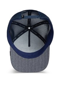 Gorra con visera azul marino, frente de tela gris con rayas y parte trasera de malla. El interior incluye una marca y una correa de ajuste tipo snapback.