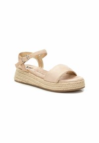 Sandalia de esparto beige con una amplia correa en la parte delantera, correa en el tobillo y suela de cuerda trenzada, que presenta una parte superior de tela texturizada y hebilla ajustable.