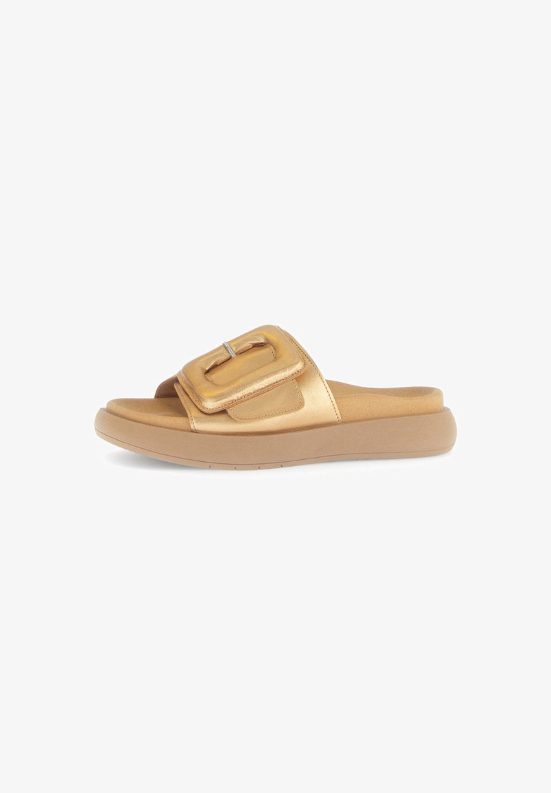 Gouden schuif sandaal met een grote rechthoekige gesp, een glad bovenwerk van synthetisch materiaal en een dikke beige zool voor extra comfort en ondersteuning.