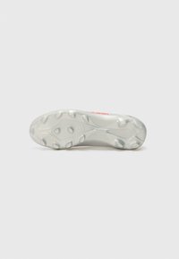 Voetbalschoen met een witte en zilveren zool, voorzien van opvallende noppen en een gestructureerd oppervlak. Inclusief een rood merklogo aan de zijkant.