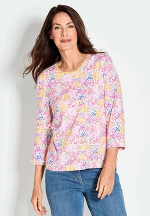 Leichtes Oberteil mit Dreiviertelärmeln, das einen rosa Hintergrund mit bunten abstrakten Blumenmustern aufweist. Klassischer Rundhalsausschnitt und glatte Textur.
