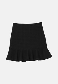 Jupe évasée noire en tissu texturé, avec un ourlet froncé et une taille ajustée. Design simple et polyvalent.