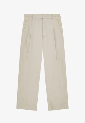 Pantaloni beige a gamba dritta con passanti per cintura, pieghe frontali, tasche laterali e chiusura con bottone in vita.