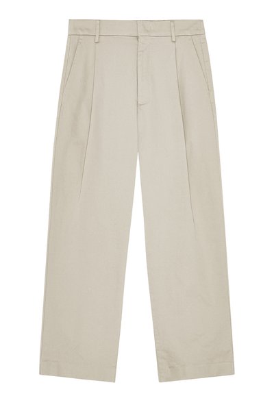 Pantalon beige à jambes droites avec passants de ceinture, plis avant, poches latérales et fermeture par bouton à la taille.