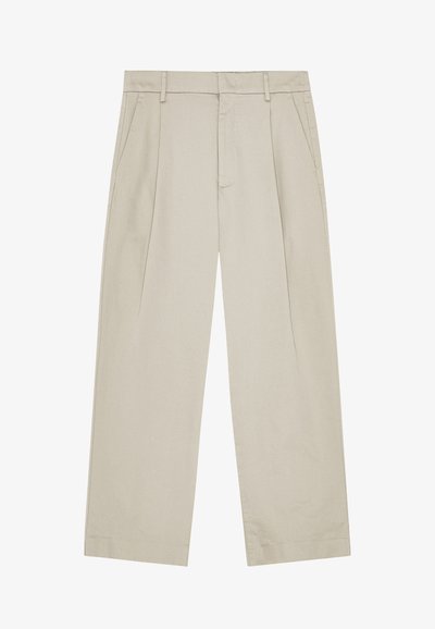 Pantalon beige à jambes droites avec passants de ceinture, plis avant, poches latérales et fermeture par bouton à la taille.