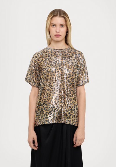 Top con stampa leopardata realizzato in paillettes oro e nero. Maniche corte, vestibilità ampia, scollatura rotonda con una texture liscia e superficie lucida.