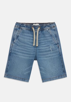 Lyseblå denimshorts med elastisk linning, beige snor, sidelommer og diskret slitt detalj på høyre lår.