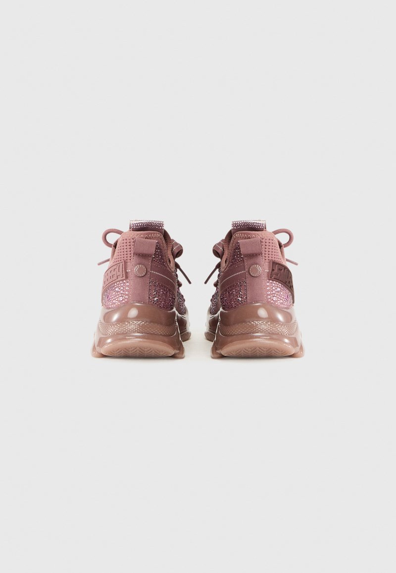 Une paire de chaussures de sport roses scintillantes vues de l'arrière, avec des lacets assortis et une semelle texturée.