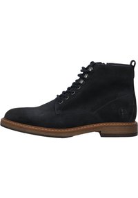 Botas de tobillo de ante negro con puntera redonda, diseño de cordones, suela marrón en contraste y acento de logo en el talón.