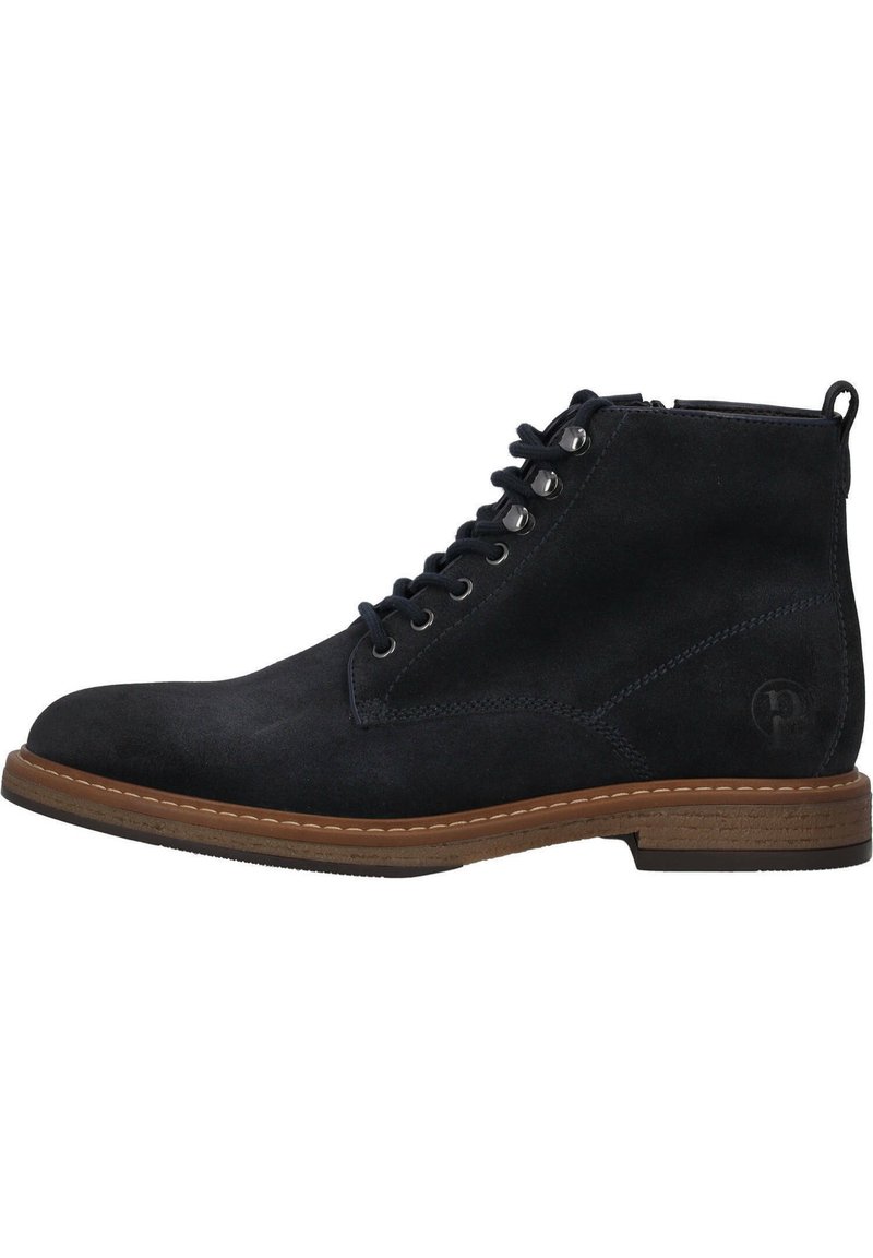 Botas de tobillo de ante negro con puntera redonda, diseño de cordones, suela marrón en contraste y acento de logo en el talón.