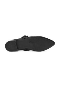 Scarpa nera piatta con punta affilata, dotata di una suola in gomma texturizzata e un accento decorativo a forma di fibbia sulla cinghia. Superiore in pelle liscia.