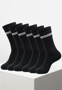 Schwarze Baumwollsocken mit gerippter Struktur, mittellange bis zur Wade, mit weißen Streifenakzenten nahe der Oberseite, präsentiert in einem Set von sechs.