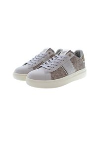 Sneaker grigie chiare con una tomaia intrecciata marrone testurizzata, dettagli lisci grigi e suola in gomma bianca. Presentano una punta arrotondata e un design con lacci.