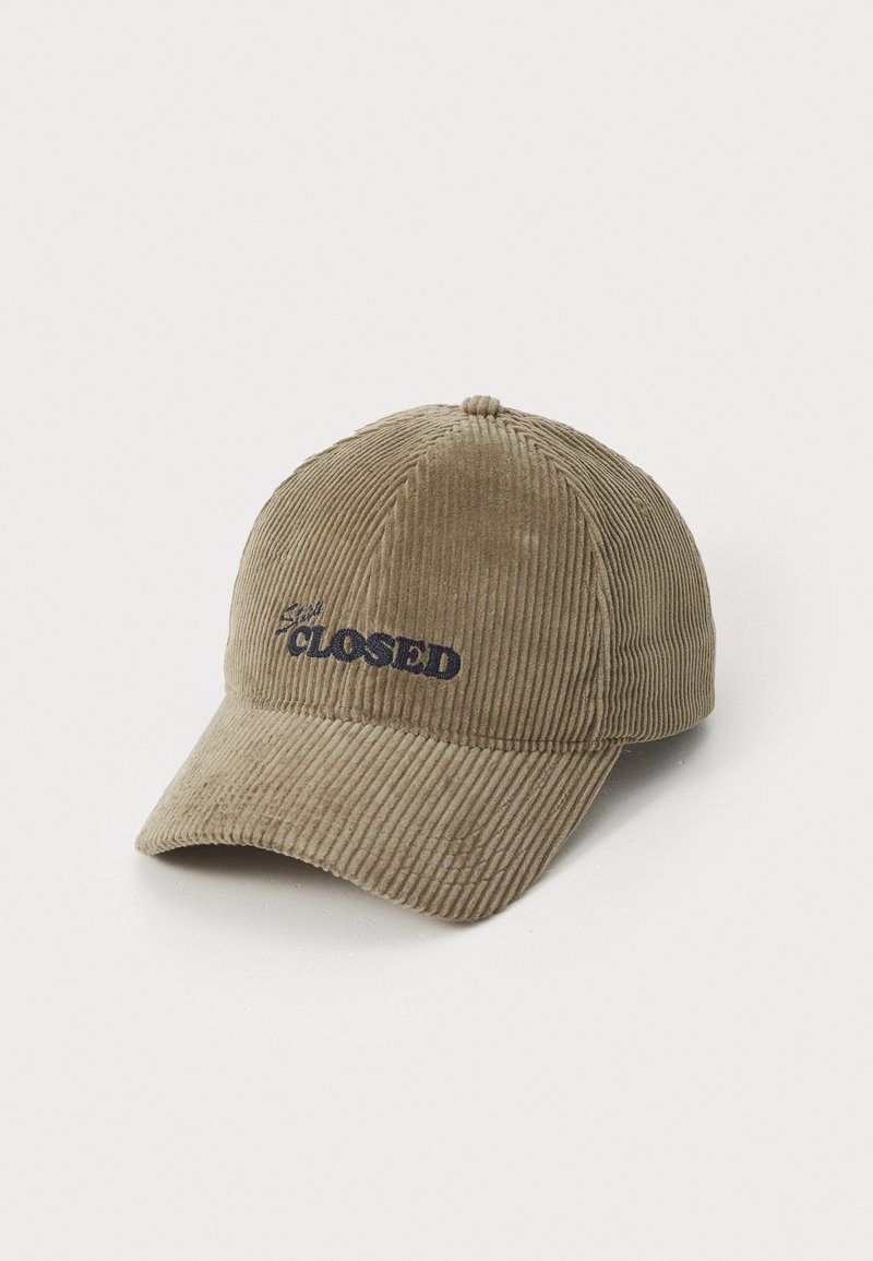 Cappellino da baseball in corduroy verde oliva con logo "CLOSED" cucito in navy. Visiera curva e superficie testurizzata con righe verticali.