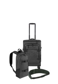 Drei Reisetaschen: ein dunkelgrauer Trolley-Koffer mit Rollen, ein passender Rucksack mit Gurten und ein grüner verstellbarer Gürtel. Alle haben eine strukturierte Stoffoberfläche.