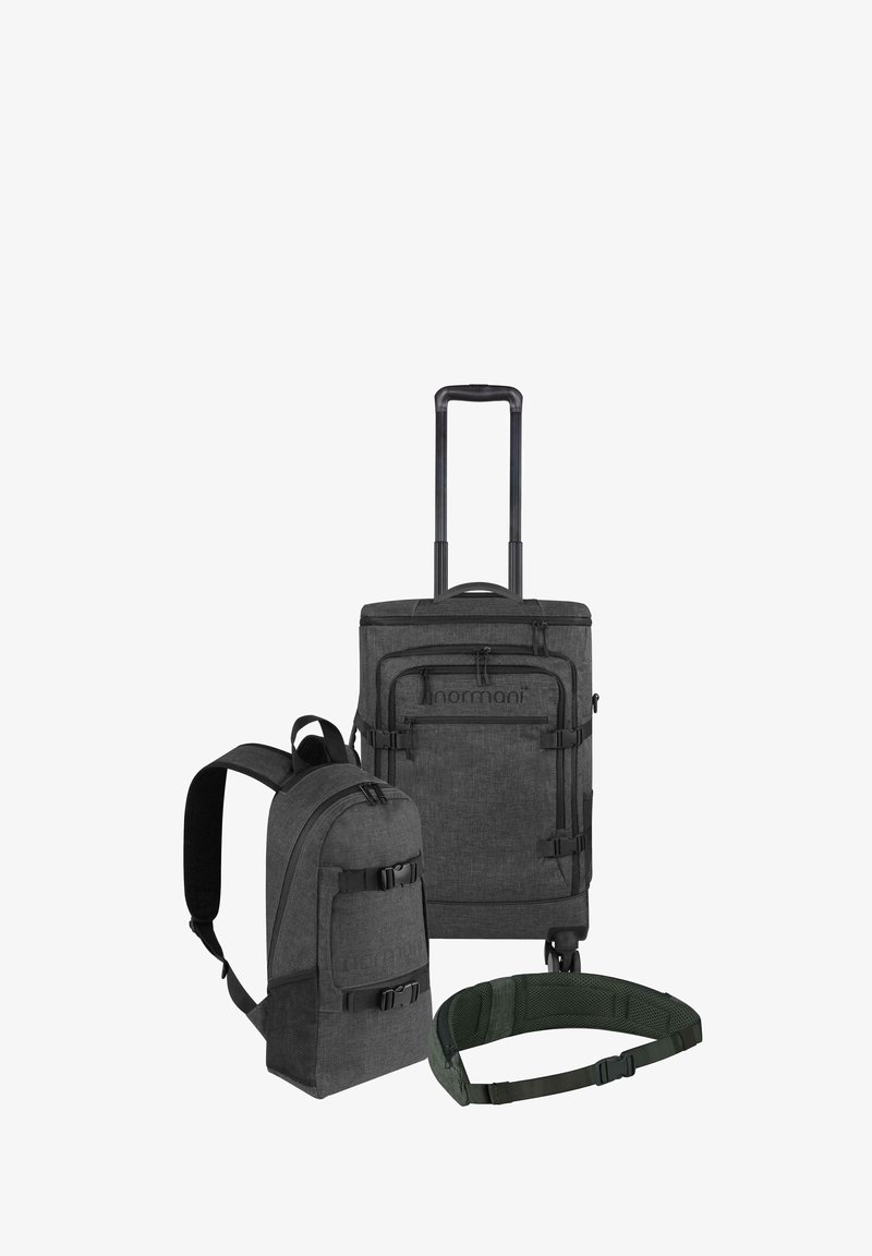 Drei Reisetaschen: ein dunkelgrauer Trolley-Koffer mit Rollen, ein passender Rucksack mit Gurten und ein grüner verstellbarer Gürtel. Alle haben eine strukturierte Stoffoberfläche.