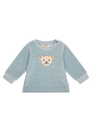 Helles blaues Fleece-Oberteil mit langen Ärmeln und rundem Halsausschnitt. Mit einer Bärenkopfstickerei auf der Vorderseite und Druckknöpfen an der Schulter.