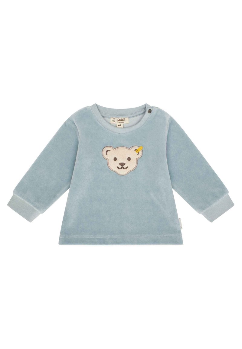 Lichtblauw fleece shirt met lange mouwen en een ronde halslijn. Bevat een geborduurd berenhoofd aan de voorkant en drukknoopjes op de schouder.