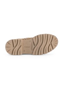 Beige såle med teksturerte spor og riller for grep. "Gabor"-merket synlig. Gummimateriale med en dempet følelse.