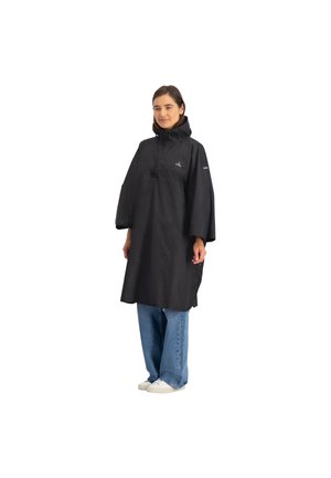 Zwarte waterdichte poncho met een capuchon, voorvak en verstelbare zijknoppen, gedragen over blauwe wijde jeans en witte schoenen.