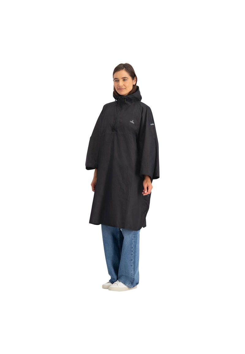 Zwarte waterdichte poncho met een capuchon, voorvak en verstelbare zijknoppen, gedragen over blauwe wijde jeans en witte schoenen.