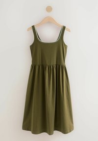 Rochie verde măsliniu din bumbac, cu bretele groase, corset mulat și fustă adunată. Cusături decorative albe de-a lungul decolteului.