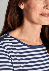 Gestreiftes Hemd in Marineblau und Hellblau mit Rundhalsausschnitt, aus glattem Stoff gefertigt, in lässiger Passform und mit dezentem Glanz.