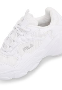 Adidași albi sport cu partea superioară din țesătură cu plasă, vârf rotunjit, talpă intermediară texturată și accente tonale ale logo-ului. Prezintă un sistem de împletire tradițional.