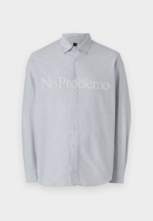 Himmelblau gestreiftes Langarmhemd mit button-down Kragen, das auf der Vorderseite einen auffälligen weißen "No Problemo"-Text trägt.