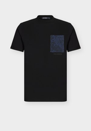 Must t-särk lühikeste varrukatega, tumesinise mustrilise ruuduga ja tekstiga "KARL LAGERFELD" rinnatasku piirkonnas.