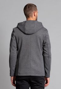 Felpa grigia da uomo con finitura testurizzata, dotata di cappuccio con coulisse, maniche lunghe e taglio dritto. Design semplice e funzionale.