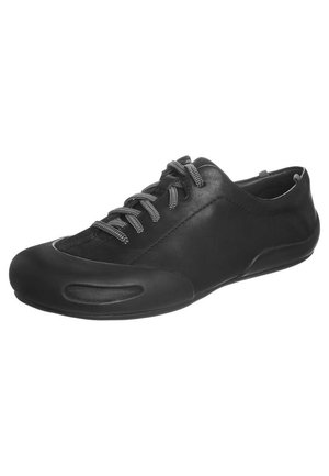 Czarny minimalistyczny sneaker z szarymi sznurowadłami, gładką skórzaną cholewką, zaokrąglonym noskiem i niskoprofilową podeszwą, przedstawiony na białym tle.