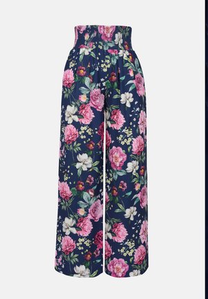 Blomstrede bredbenede bukser med en marineblå baggrund, smockeliv, prydet med pink og hvide pæoner, magnolier og små grønne accenter.