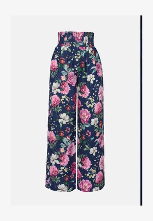 Virágmintás, tengerészkék alapon készült, bő szabású nadrág, smockolt derék résszel, rózsaszín és fehér pünkösdi rózsákkal, magnóliákkal és apró zöld részletekkel.