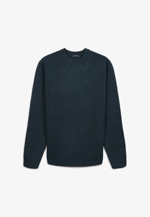 Dunkelblauer Crewneck-Pullover mit langen Ärmeln, gerippten Bündchen, Kragen und Saum, flach auf einem weißen Hintergrund ausgelegt.