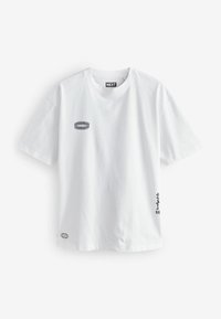 Tricou alb din bumbac, cu mâneci scurte, guler rotund; are disponibile desene grafice negre pe piept și pe lateral, textură netedă și croială lejeră.