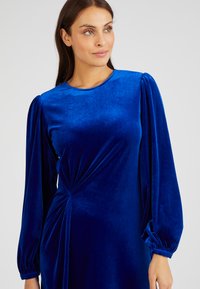 Damart EFFET DRAPÉ MAILLE - Vestito casual - bleu