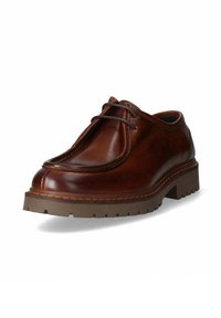 Scarpa in pelle marrone con punta arrotondata e design con lacci. Presenta una suola in crepe robusta con bordo testurizzato e dettagli di cucitura minimi.