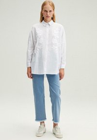 Touché Privé EMBROIDERED - Bluza s gumbima - white