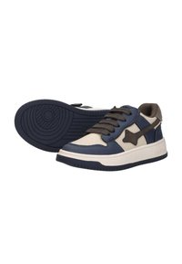 Marineblauwe en crèmekleurige sneaker met gestructureerde accenten, gevoerde kraag en rubberen zool. Heeft een opvallend logo aan de zijkant en tonale veters.