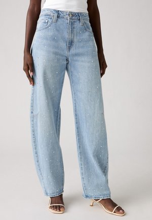 Jeans in denim azzurro chiaro a gamba larga con strass argentati, design classico a cinque tasche e chiusura con bottone sicura in vita.